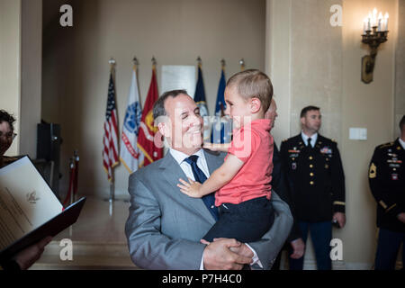 Gerald O’Keefe, Administrative Assistant to the Secretary of the Army holds his grandson in the Memorial Amphitheater Display Room at Arlington National Cemetery, Arlington, Virginia, June 29, 2018. (U.S. Army photo by Elizabeth Fraser / Arlington National Cemetery / released) Stock Photo