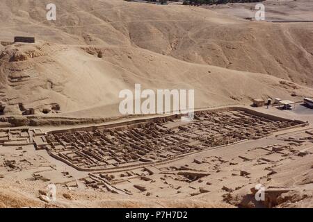 Egipto. Valle de los Reyes. Deir el-Medina, poblado egipcio fundado por Tutmosis I, faraón de la dinastía XVIII. Stock Photo