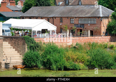 Hereford Herefordshire De Koffie Pot a popular coffee house and bar beside the River Wye Stock Photo