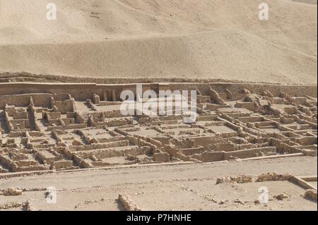 Egipto. Valle de los Reyes. Deir el-Medina, poblado egipcio fundado por Tutmosis I, faraón de la dinastía XVIII. Stock Photo