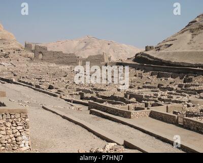 Egipto. Valle de los Reyes. Deir el-Medina, poblado egipcio fundado por Tutmosis I, faraón de la dinastía XVIII. Stock Photo