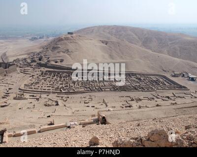 Egipto. Valle de los Reyes. Deir el-Medina, poblado egipcio fundado por Tutmosis I, faraón de la dinastía XVIII. Stock Photo