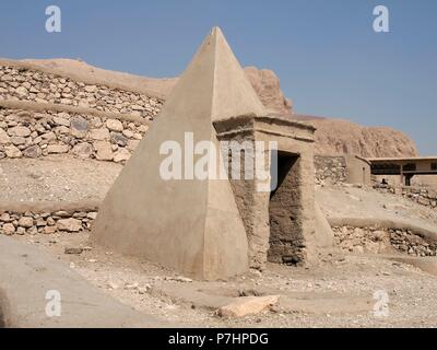 Egipto. Valle de los Reyes. Deir el-Medina, poblado egipcio fundado por Tutmosis I, faraón de la dinastía XVIII. Stock Photo