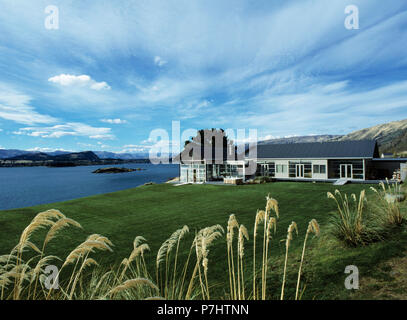 Modern single-storey house beside the sea in New Zealand Stock Photo
