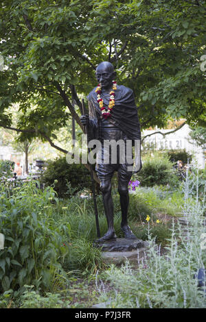 Bronze statue of Mahatma Gandhi with garland in Union Square, New York City. Sculptor Kantilal B. Patel Stock Photo