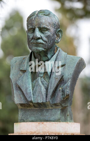 Sculpture of Sir Arthur Evans in front of the Knossos palace, Knossos ...