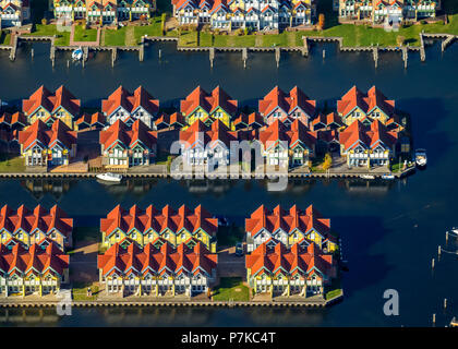 Holiday houses with landing stages, Rheinsberg Marina, lighthouse of Hafendorf Rheinsberg, Maritim Hafenhotel Rheinsberg, Rheinsberg on Lake 'Großer Rheinsberger See', Rheinsberg, Mecklenburg Lake Plateau, Brandenburg, Germany Stock Photo