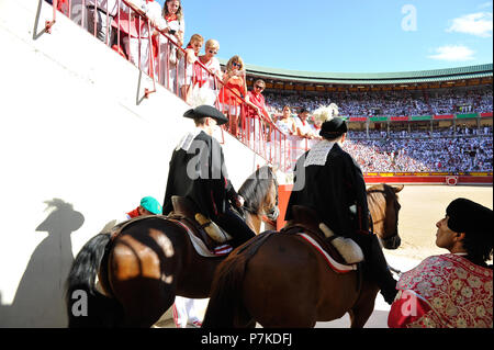 Pamplona, Spain. 7th July 2018. Two horses prepare for the first bullfight in Pamplona San Fermin Festival, 6 July 2018.    Primera corrida de rejoneo en las Fiestas de San Fermin Credit: CORDON PRESS/Alamy Live News Stock Photo