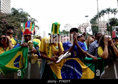 Sao Paulo, Brazil. 6th July, 2018. Brazilian fans cry after watching the defeat of the Brazil team to Belgium in a soccer match at the FIFA World Cup 2018 in Russia Credit: Dario Oliveira/ZUMA Wire/Alamy Live News Stock Photo