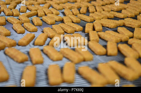 Bremerhaven, Germany. 25th June, 2018. Breaded fish sticks on a conveyor at FROSTA. Credit: Carmen Jaspersen/dpa/Alamy Live News Stock Photo