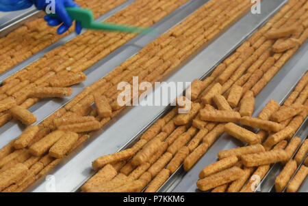 Bremerhaven, Germany. 25th June, 2018. FROSTA employees sorting fish sticks on a conveyor. Credit: Carmen Jaspersen/dpa/Alamy Live News Stock Photo