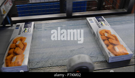 Bremerhaven, Germany. 25th June, 2018. PAcks of FROSTA fish sticks on a conveyor. Credit: Carmen Jaspersen/dpa/Alamy Live News Stock Photo