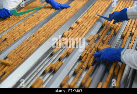 Bremerhaven, Germany. 25th June, 2018. FROSTA employees sorting fish sticks on a conveyor. Credit: Carmen Jaspersen/dpa/Alamy Live News Stock Photo