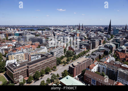 Hamburg, Germany. 07th July, 2017. Blue skies over the city centre of Hamburg. The picture was taken from the tower of St. Michael's church. Credit: Markus Scholz/dpa/Alamy Live News