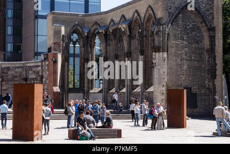 Hamburg, Germany. 07th July, 2017. People enjoy the summer weather at the St. Nicholas' Church memorial. The building was damaged in WWII. Credit: Markus Scholz/dpa/Alamy Live News