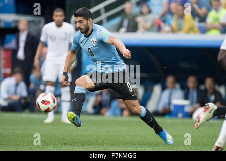 Nizhny Novgorod, Russia. 6th July 2018. Luis SUAREZ (URU) with Ball, Individual with ball, Action, Full figure, Uruguay (URU) - France (FRA) 0: 2, Quarter-finals, Game 57, on 06.07.2018 in Nizhny Novgorod; Football World Cup 2018 in Russia from 14.06. - 15.07.2018. | usage worldwide Credit: dpa picture alliance/Alamy Live News Stock Photo