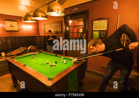 England, London, Southwark, Anchor Tap Pub, Couple Playing Pool Stock Photo