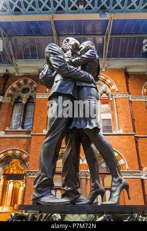 England, London, Kings Cross, St.Pancras Train Station, Statue titled 'The Meeting Place' by Paul Day Stock Photo