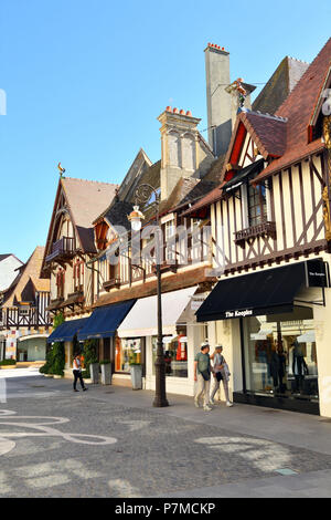 France, Calvados, Pays d'Auge, Deauville, luxury stores in the rue du Casino Stock Photo