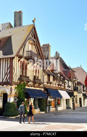 France, Calvados, Pays d'Auge, Deauville, luxury stores in the rue du Casino Stock Photo