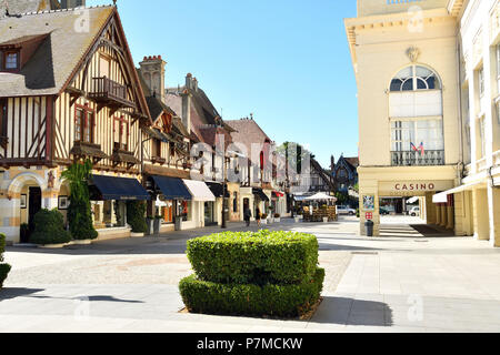 France, Calvados, Pays d'Auge, Deauville, luxury stores in the rue du Casino Stock Photo