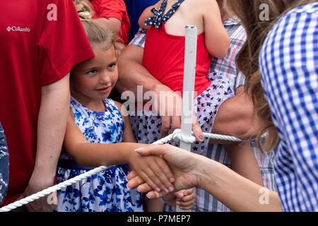 U.S First Lady Melania Trump greets attendees at the Independence Day picnic on the South Lawn of the White House July 4, 2018 in Washington, DC. Stock Photo