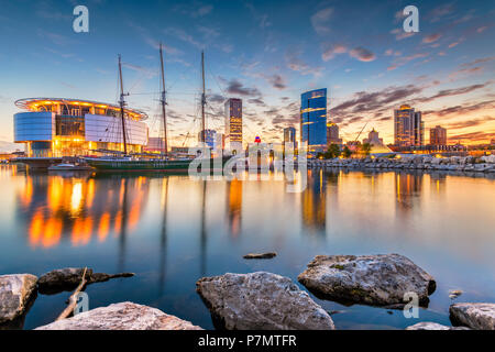 Milwaukee, Wisconsin, USA downtown city skyline on Lake Michigan at twilight. Stock Photo