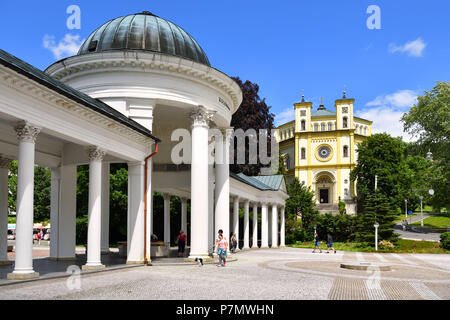 Czech Republic, Bohemia, Marianske Lazne (Marienbad), thermal city, Karolina and Rudolf spring in a Neoclassical style Colonnade (1869) and Church of Assumption Stock Photo