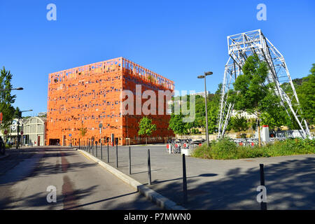 France, Rhone, Lyon, La Confluence district south of the Presqu'ile, close to the confluence of the Rhone and the Saone rivers, is the first French sustainable quarter certified by WWF, quai Rambaud and the Saone along the former docks, the Pavillon des Salins so called the Orange Cube of the architects Dominique Jakob and Brendan Mac Farlane Stock Photo