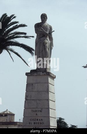 MONUMENTO CONMEMORATIVO A GUZMAN EL BUENO SITUADO EN EL PASEO DE LA ALAMEDA INAUGURADO EN 1960. Author: REINE JIMENEZ MANUEL 1933-. Location: EXTERIOR, TARIFA, CADIZ, SPAIN. Stock Photo