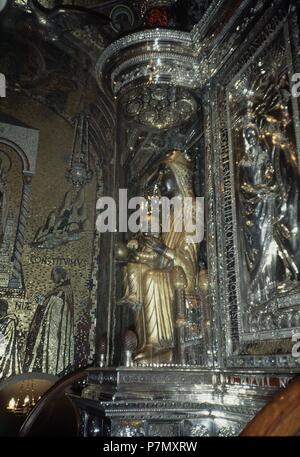 TALLA EN MADERA DE LA VIRGEN DE MONSERRAT 'LA MORENETA'- SIGLO XII. Location: MONASTERIO DE MONTSERRAT, MONTSERRAT, BARCELONA, SPAIN. Stock Photo