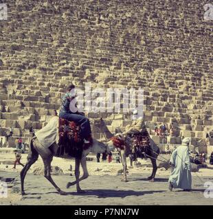 PIRAMIDE DE KEOPS CON TURISTAS-ANTIGUO IMPERIO-IV DINASTIA. Location: CHEOPS PYRAMID, GIZA, EGYPT. Stock Photo