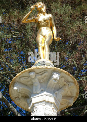 English: Gilded fountain on the grounds of Hearst Castle, San Simeon, California, USA. Photograph was permitted without restriction in and around the castle. All artwork is old enough so that it is in the . 17 November 2013, 16:34:47 173 Gilded fountain, rose (Hearst Castle) - DSC06539 Stock Photo