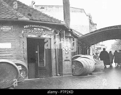 Српски / srpski: Kafane u Beogradu, početkom 20 veka - Restoran-pivnica 'Tri seljaka' u Deligradskoj ulici . between 1900 and 1940 330 Restoran-pivnica &quot;Tri seljaka&quot; Stock Photo