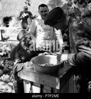 Approx. 1939,1941, training Wehrmacht, Essensausgabe, Ulm, Germany Stock Photo