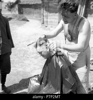 Approx. 1939,1941, training Wehrmacht, soldiers cutting their hair, Ulm, Germany Stock Photo