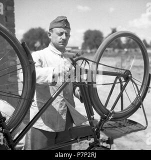 Approx. 1939,1941, training Wehrmacht, bicycle repair, Ulm, Germany Stock Photo