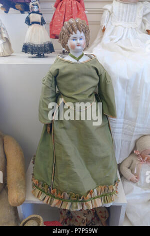 English: Exhibit in the Bennington Museum - Bennington, Vermont, USA. This work is in the  because the artist died more than 70 years ago. Photography was permitted in the museum without restriction. 28 February 2015, 13:16:59 135 Doll, unidentified - Bennington Museum - Bennington, VT - DSC08680 Stock Photo