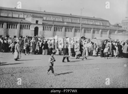 English: Original Description: Milk line, Petrograd. Photograph shows people at Sytny Market in Petrograd. 1920s () 274 Milk line, Petrograd (Sytny Market), 1920s Stock Photo