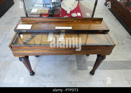 English: Exhibit in the Bennington Museum - Bennington, Vermont, USA. This work is in the  because the artist died more than 70 years ago. Photography was permitted in the museum without restriction. 28 February 2015, 12:57:34 138 Dulcimer, 19th century - Bennington Museum - Bennington, VT - DSC08558 Stock Photo