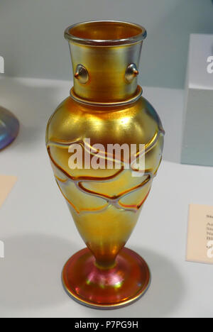 English: Exhibit in the Krannert Art Museum, University of Illinois at Urbana-Champaign - Urbana-Champaign, Illinois, USA. This work is old enough so that it is in the . 15 June 2015, 13:12:41 29 Aurene vase, Steuben Division of Corning Glass Works, New York, 1900-1925, blown iridescent glass - Krannert Art Museum, UIUC - DSC06575 Stock Photo