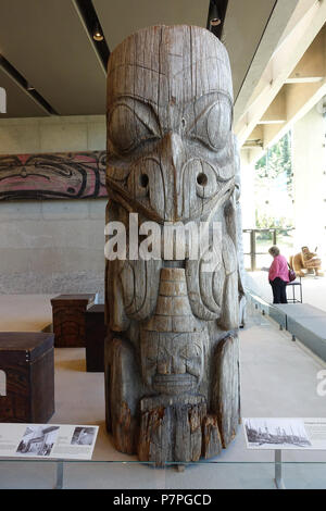 English: Exhibit in the Museum of Anthropology, University of British Columbia - Vancouver, British Columbia, Canada. 21 June 2015, 18:29:12 199 House-front pole, Haida, Tanu, Haida Gwaii, c. 1870, red cedar - Museum of Anthropology, University of British Columbia - DSC08740 Stock Photo