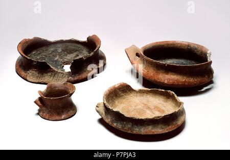 CUEVA PINTADA DE GALDAR: RESTOS Y PIEZAS DE CERAMICA. VASIJAS Y FIGURAS.  GALDAR, GRAN CANARIA, ESPAÑA. Stock Photo