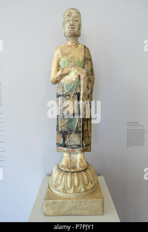 English: Exhibit in the Arthur M. Sackler Museum, Harvard University, Cambridge, Massachusetts, USA. This artwork is in the  because the artist died more than 70 years ago. 11 April 2015, 10:55:07 354 Standing Monk (bhiksu), 1 of 2, China, Northern Qi dynasty, 550-577 AD, white marble with polychromy - Arthur M. Sackler Museum, Harvard University - DSC00831 Stock Photo