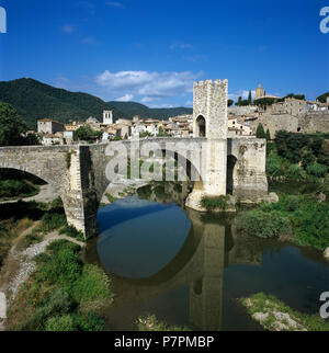 Medieval town and fortified bridge over the Fluvia River in Besalu, Catalonia, Spain Stock Photo