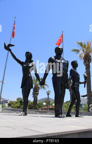 Bronze Peace Monument of Ataturk and Youth (Peace at Home; Peace in the World) on the promenade at Kusadasi, Aydin Province, TURKEY, PETER GRANT Stock Photo