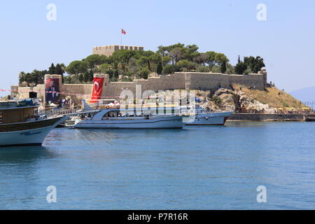 Byzantine castle built on Pigeon Island overlooking the town and port of Kusadasi, Aydin Province, TURKEY, PETER GRANT Stock Photo