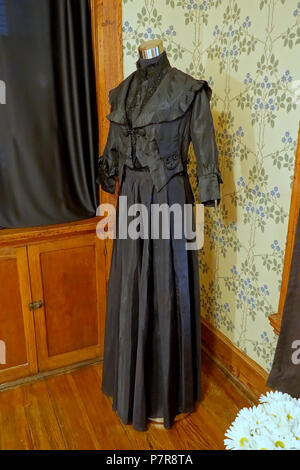 English: Exhibit in the O. Henry Museum - Austin, Texas, USA. This work is old enough so that it is in the . 19 November 2015, 15:05:11 278 Mourning attire, skirt c. 1880-1900, blouse and jacket c. 1900 - O. Henry Museum - Austin, Texas - DSC09287 Stock Photo