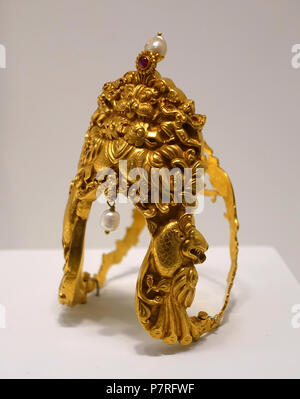 English: Exhibit in the Dallas Museum of Art, Dallas, Texas, USA. 7 May 2017, 16:45:22 26 Arm bracelet, India, 1800s AD, gold, pearls, ruby - Dallas Museum of Art - DSC04947 Stock Photo