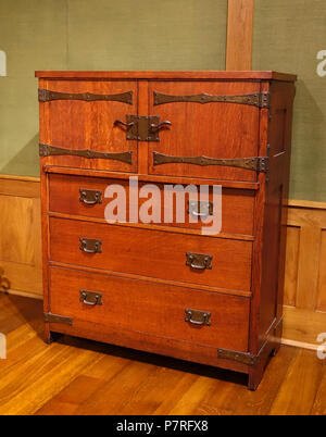 English: Exhibit in the Dallas Museum of Art, Dallas, Texas, USA. 7 May 2017, 17:36:14 247 Linen chest, Gustav Stickley, John Seidemann, United Crafts, Eastwood, New York, designed c. 1903, oak, iron - Dallas Museum of Art - DSC05192 Stock Photo